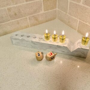 חנוכייה מהודרת מבטון – דמוי שיש אפור לבן