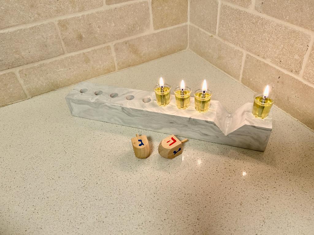חנוכייה מהודרת מבטון – דמוי שיש אפור לבן