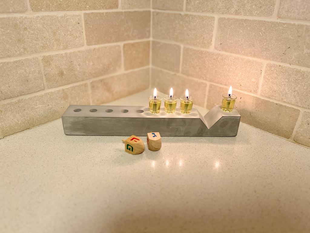 חנוכייה מהודרת מבטון אפור