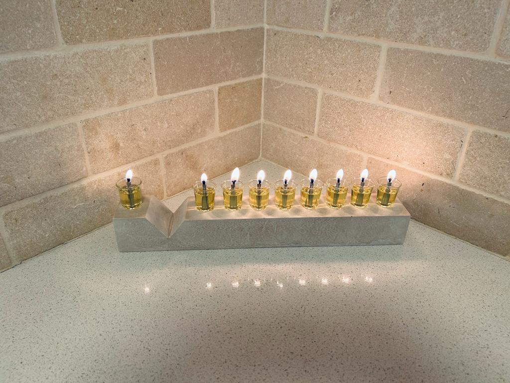 חנוכייה מהודרת בטון לבן אבן