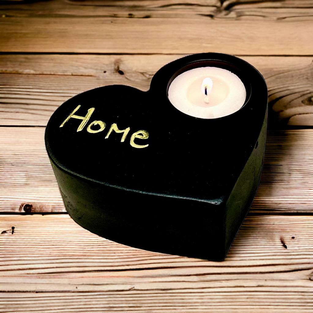מעמד לנר – לב שחור וכיתוב HOME