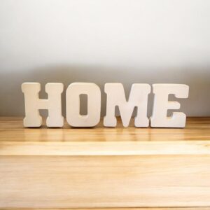 אותיות HOME גדולות – לבן