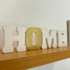 אותיות HOME לבן-זהב