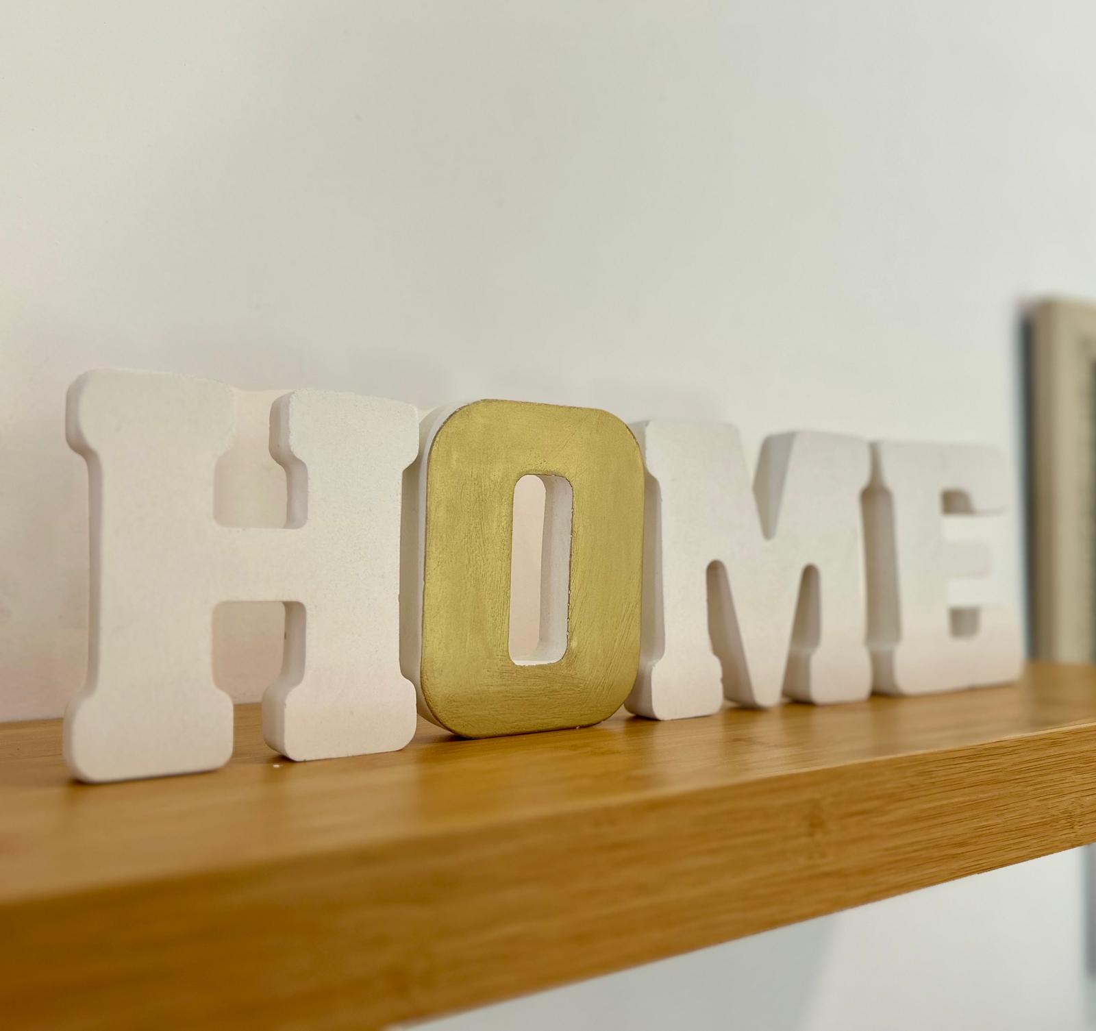 אותיות HOME לבן-זהב