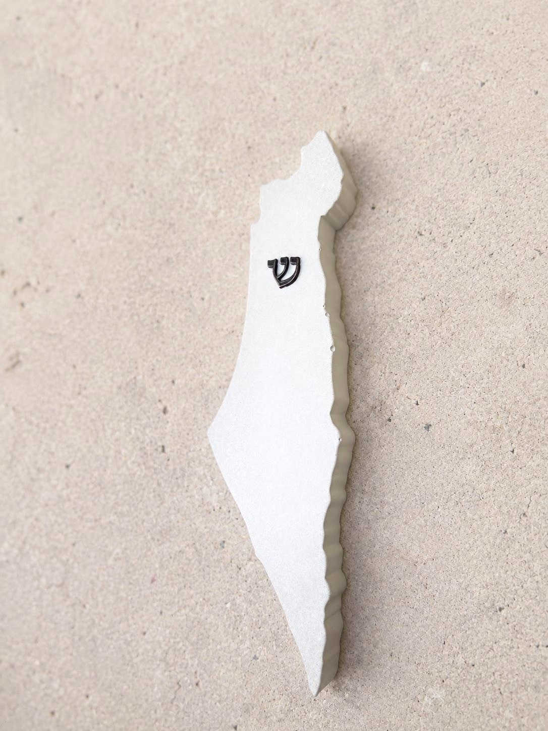 בית מזוזה מעוצב בצורת "ארץ ישראל" לבן