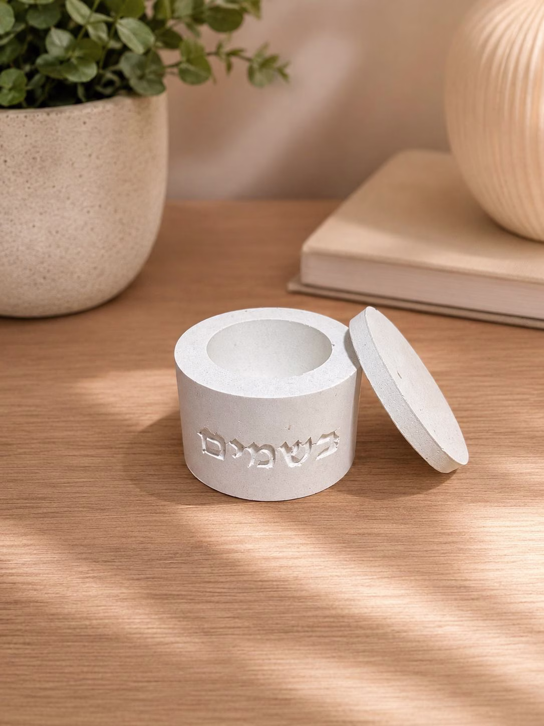 כלי עם מכסה לבשמים- לבן